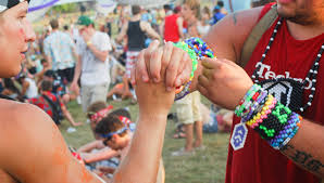 Raver's Guide to Respectful Behavior: Do's and Don'ts for a Vibrant Rave Community